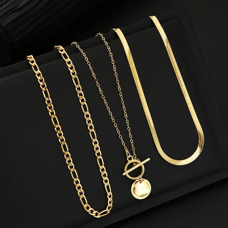 Collar de capas con piezas y una estructura