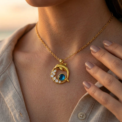 Collar de oro con delfín y cristal