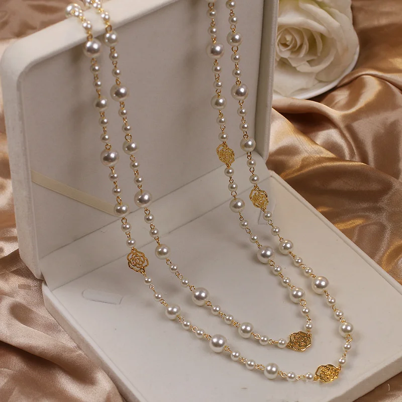 Collar de oro elegante con pequeña perla