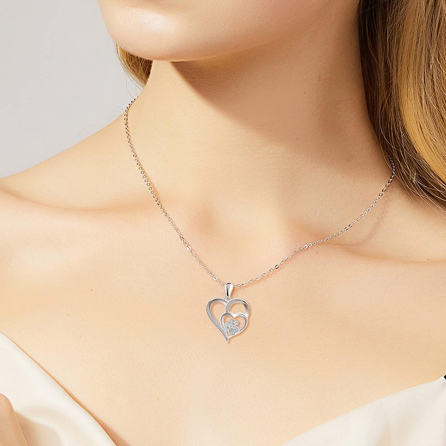 Collar de plata con pata y corazón de zirconia