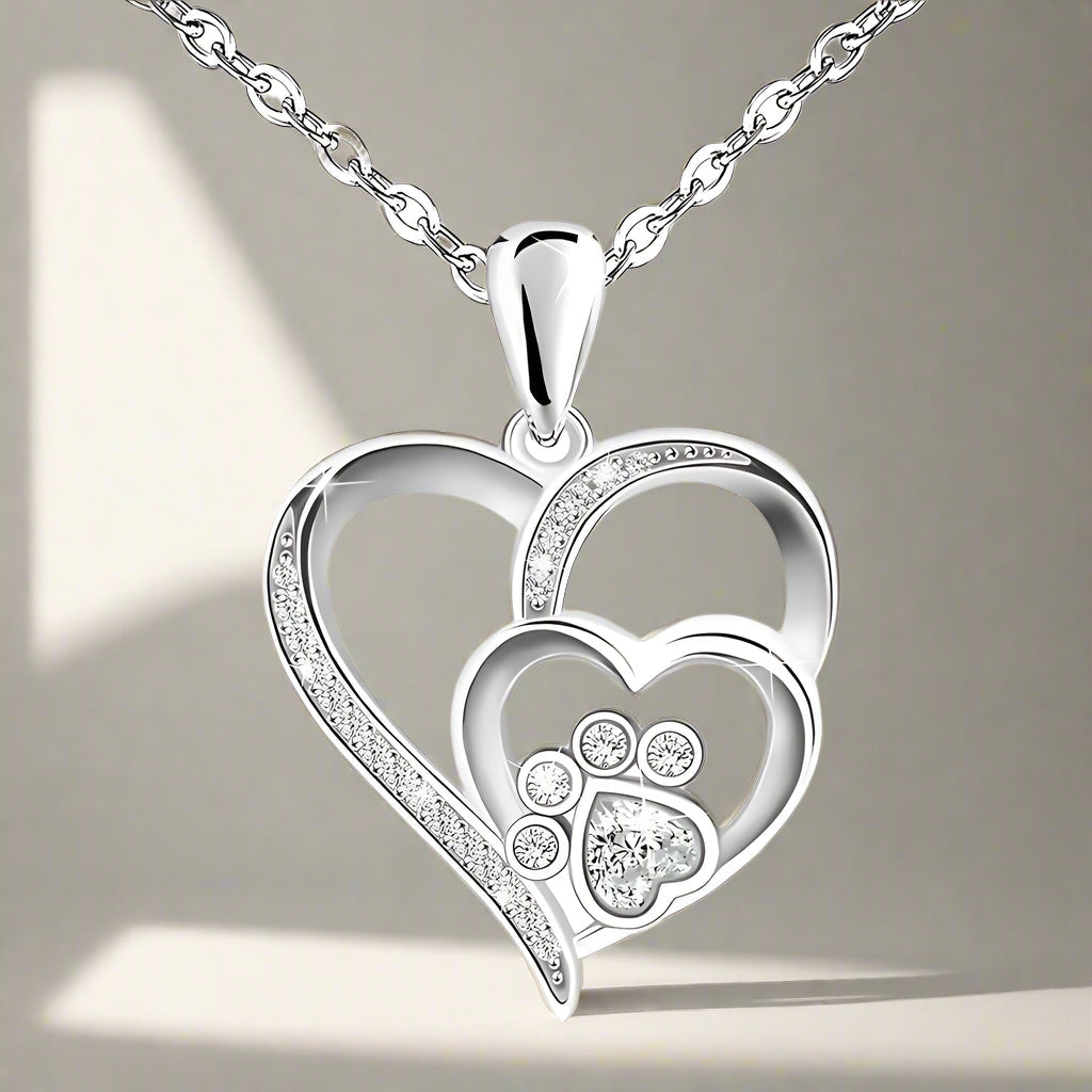 Collar de plata con pata y corazón de zirconia