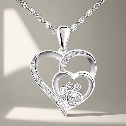 Collar de plata con pata y corazón de zirconia