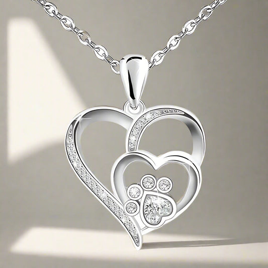 Collar de plata con pata y corazón de zirconia