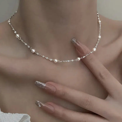 Collar elegante con perlas brillantes