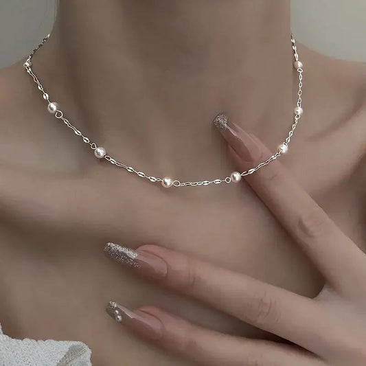 Collar elegante con perlas brillantes