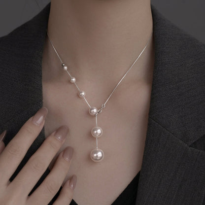 Collar elegante con perlas suspendidas