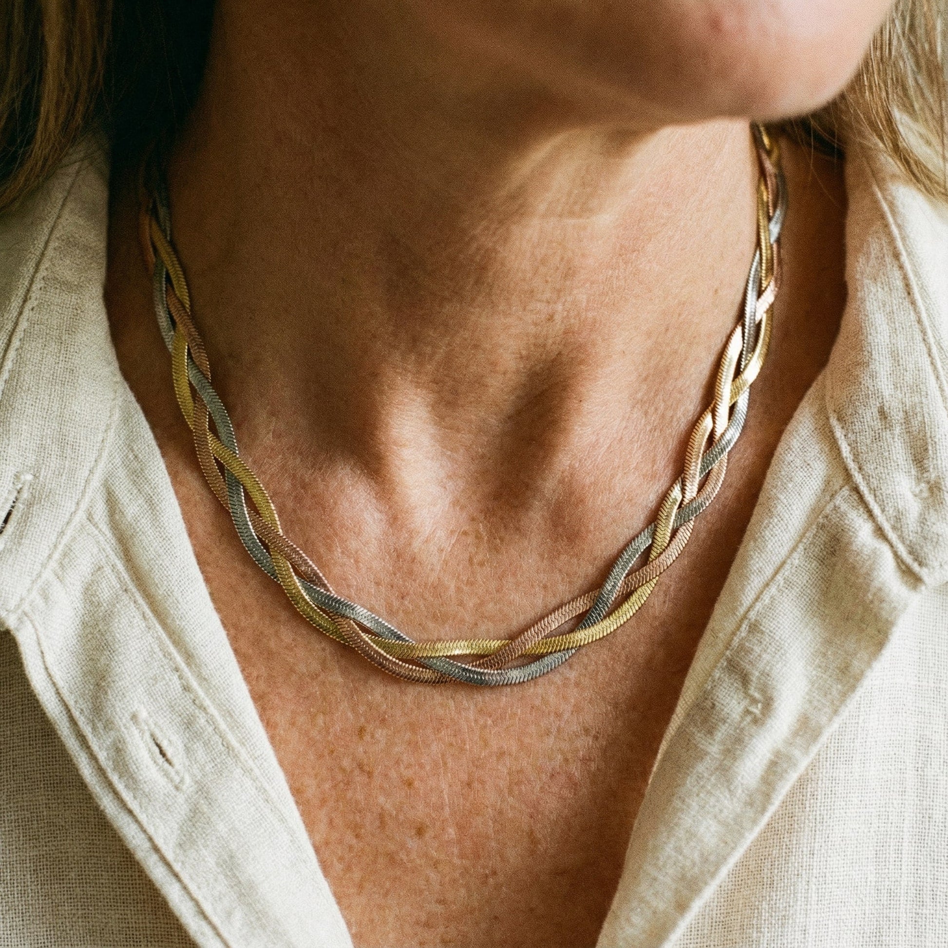 Collar elegante de oro y plata