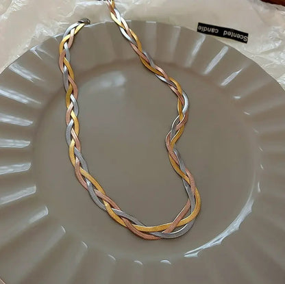 Collar elegante de oro y plata