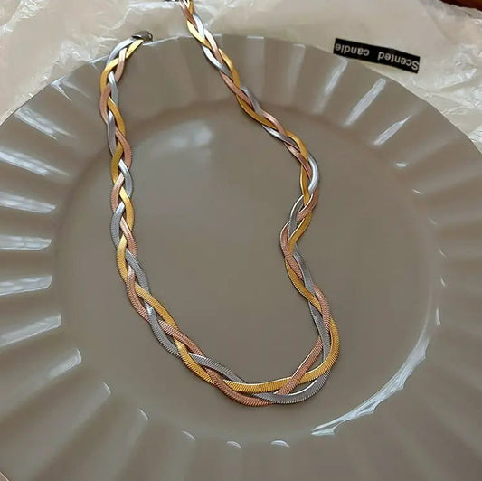 Collar elegante de oro y plata