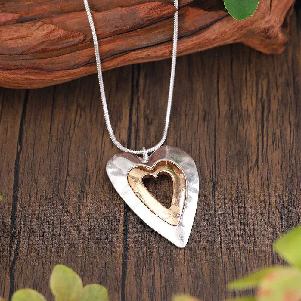 Collar retro con colgante de plata y oro en forma de corazón