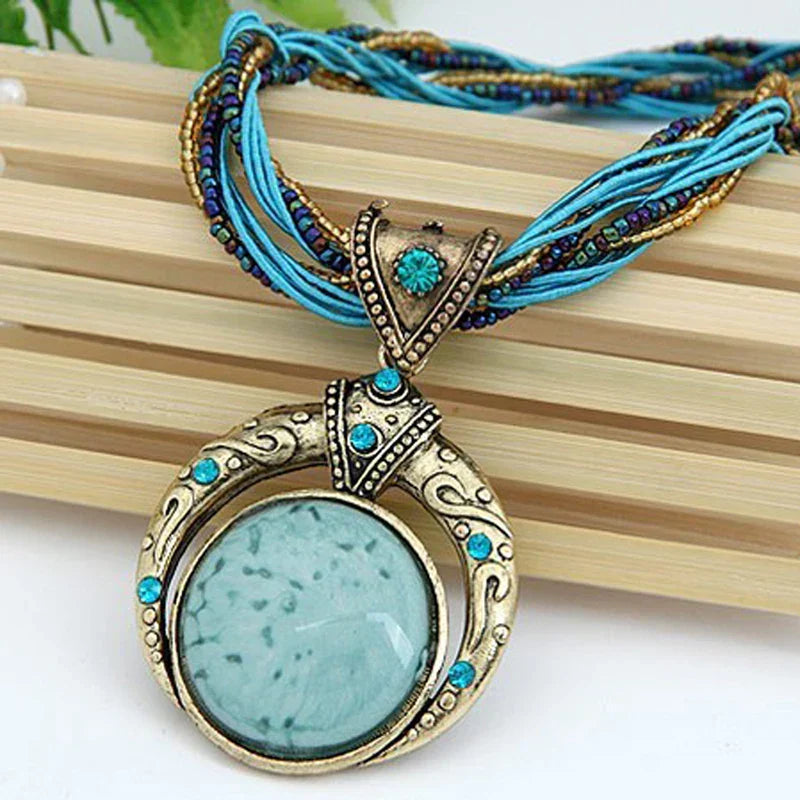 Collar retro con colgante etnográfico en cristal verde