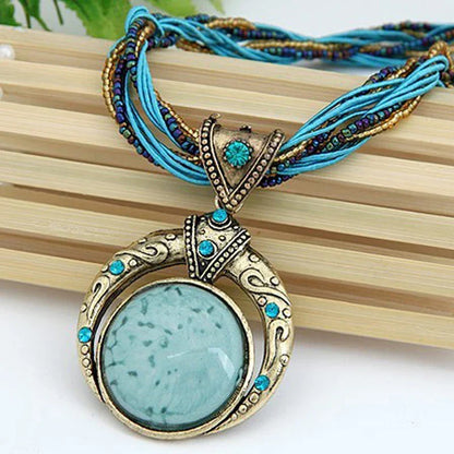 Collar retro con colgante etnográfico en cristal verde