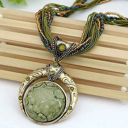 Collar retro con colgante etnográfico en cristal verde