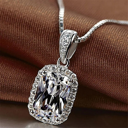 Collar retro de plata con forma de cojín cristalino