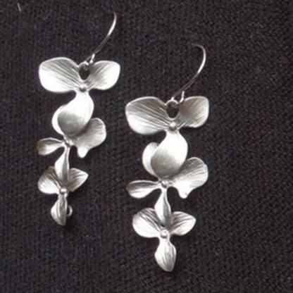 Collar y aretes en forma de flores de plata
