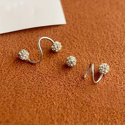 Conjunto de aretes ligeros de lujo con bolas en espiral y strass