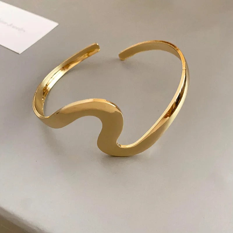 Pulsera abierta clásica con motivo ondulado dorado