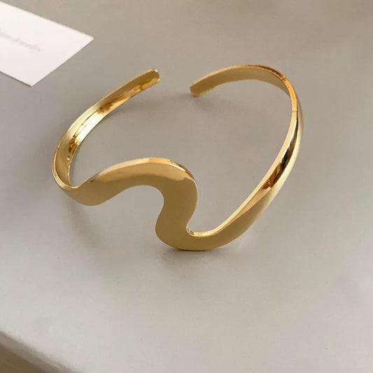 Pulsera abierta clásica con motivo ondulado dorado