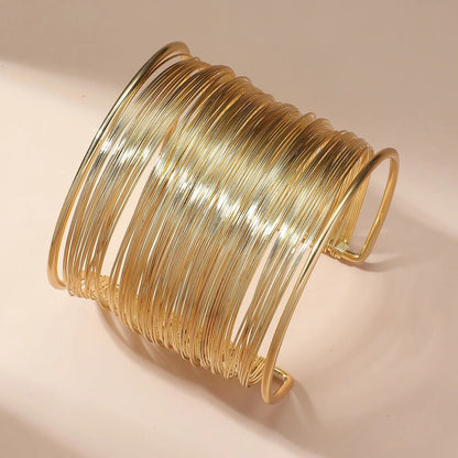 Pulsera abierta con espiral de oro