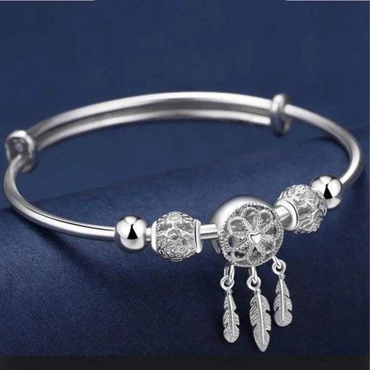 Pulsera ajustable con medalla de tres hojas en plata