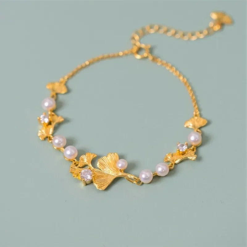 Pulsera clásica de oro con hojas de ginkgo y margaritas