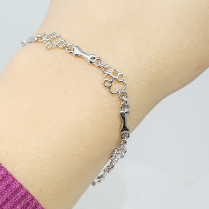 Pulsera con Patas de Perro Suspendidas y Hueso de Plata Bruta, Edición Limitada