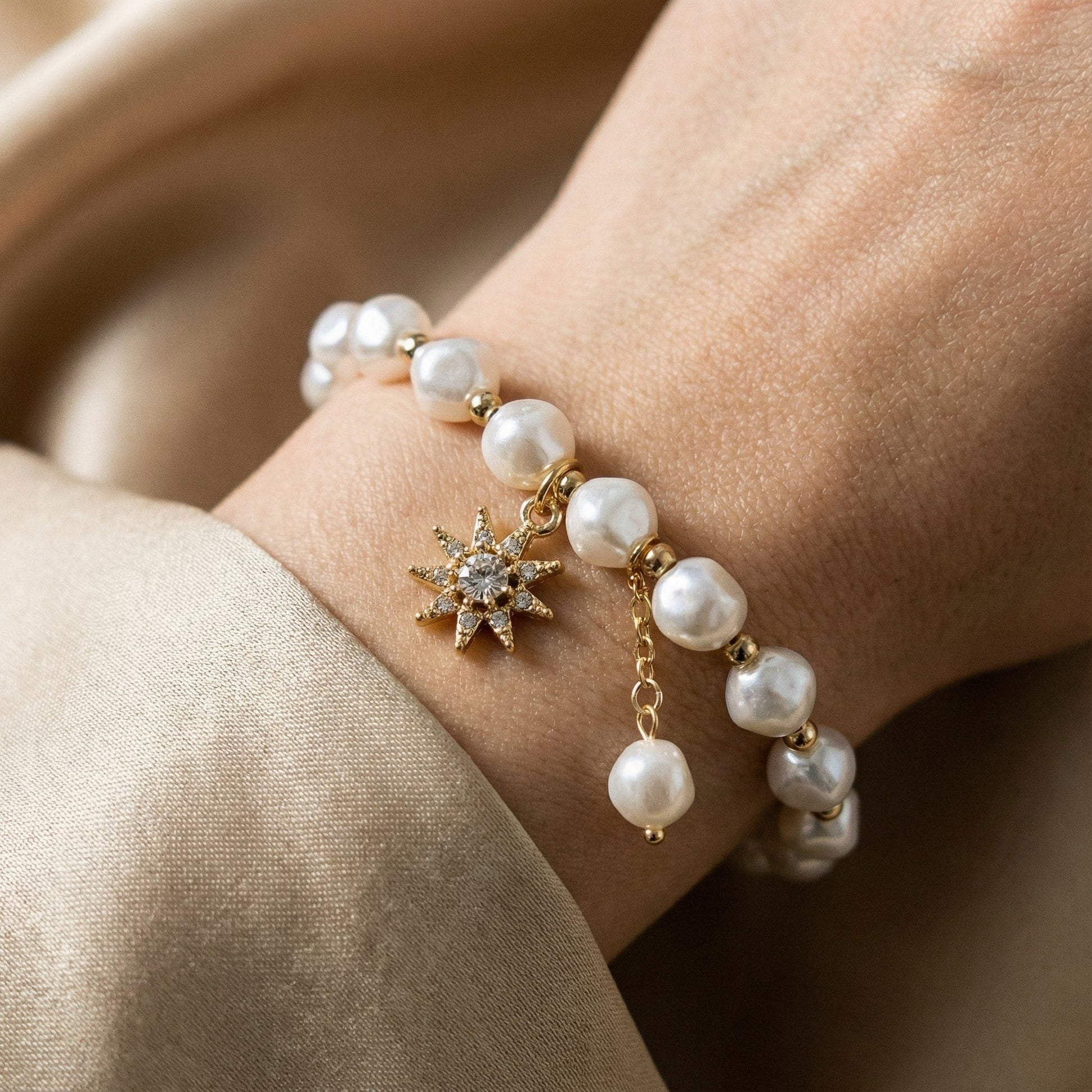 Pulsera con medallón de oro blanco, margarita y girasol