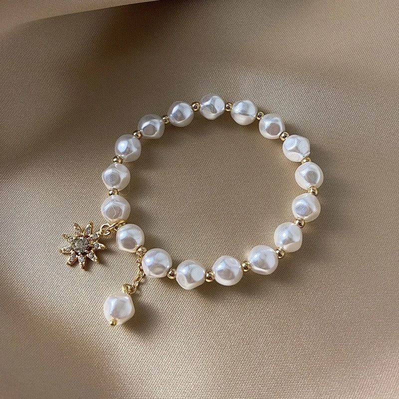 Pulsera con medallón de oro blanco, margarita y girasol