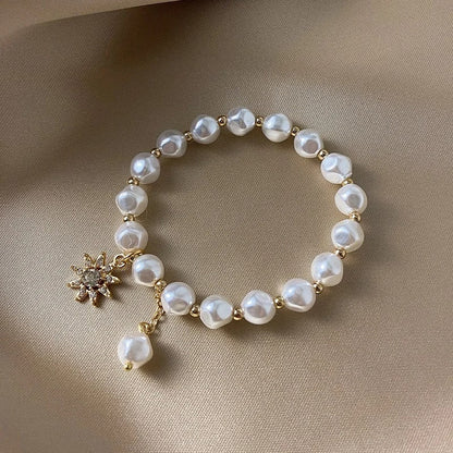 Pulsera con medallón de oro blanco, margarita y girasol