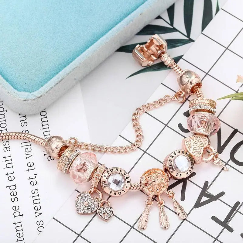 Pulsera de atrapasueños rosa con colgantes de plata