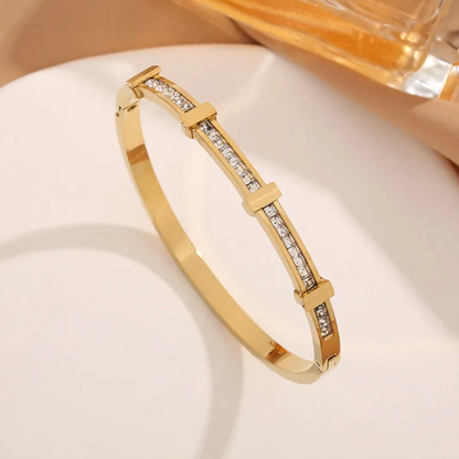 Pulsera geométrica abierta con dos capas de zirconia