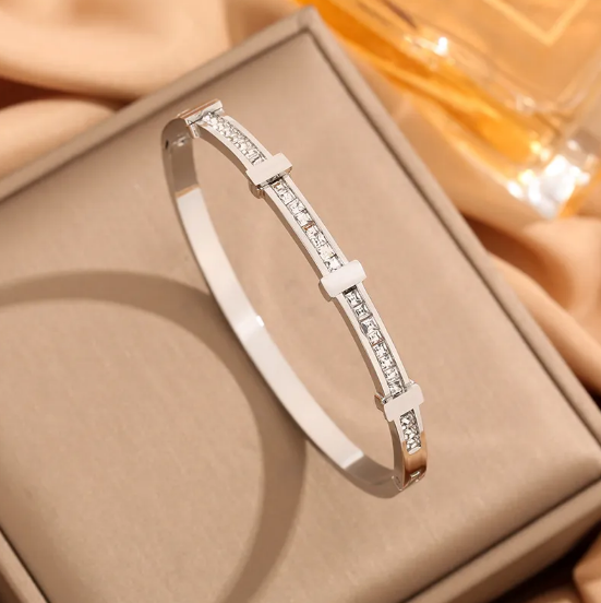 Pulsera geométrica abierta con dos capas de zirconia