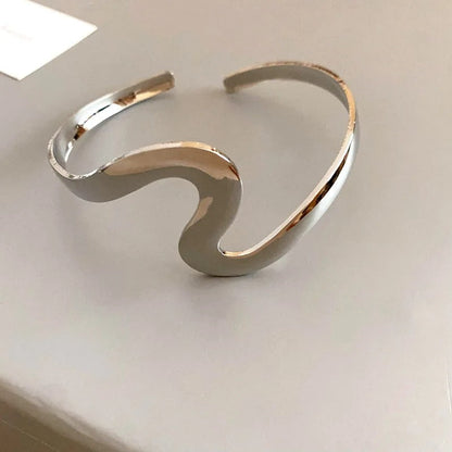 Pulsera ondulada abierta con rotación en plata vintage